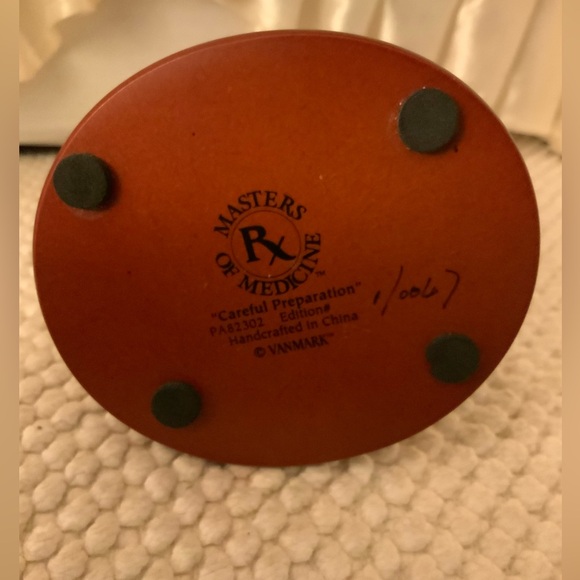 PHARMACIST FIGURINE BY VAN MARK - Picture 7 of 8